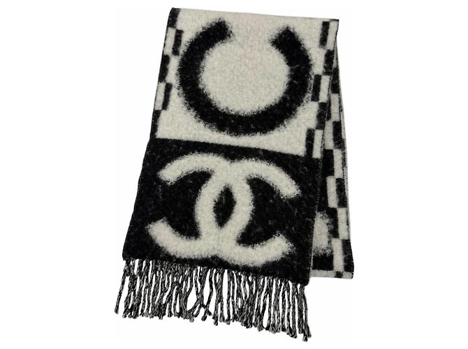 Stola Chanel in misto cashmere e seta Nero Bianco
