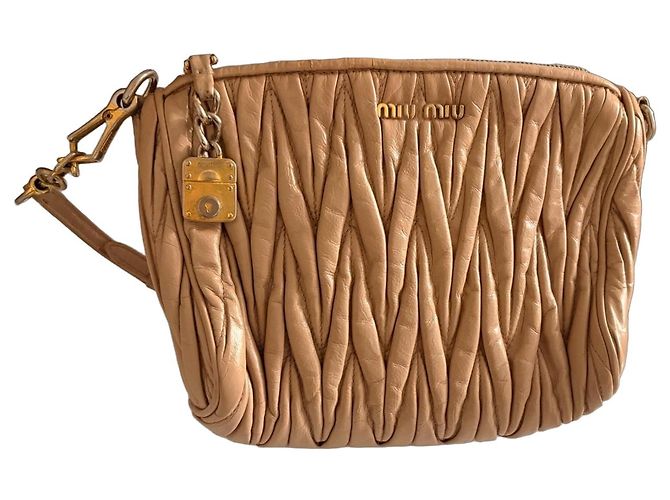 Miu Miu Bolsa Matelassé em couro bege