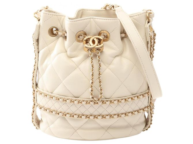 Bolsa Bucket Chanel Matelassé com Cordão Branco