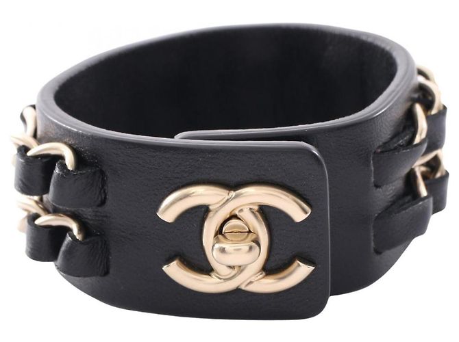 Timeless Pulseira Charm Chanel Coco Mark Turnlock Preto Dourado