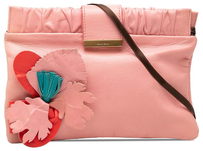 Clutch Miu Miu em pele de cordeiro rosa com aplicação de flor e alça