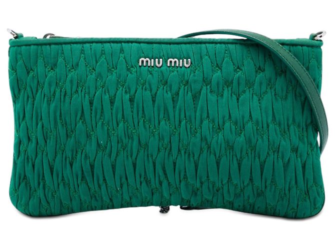 Miu Miu Bolsa transversal de nylon matelassê verde com corrente de cristal