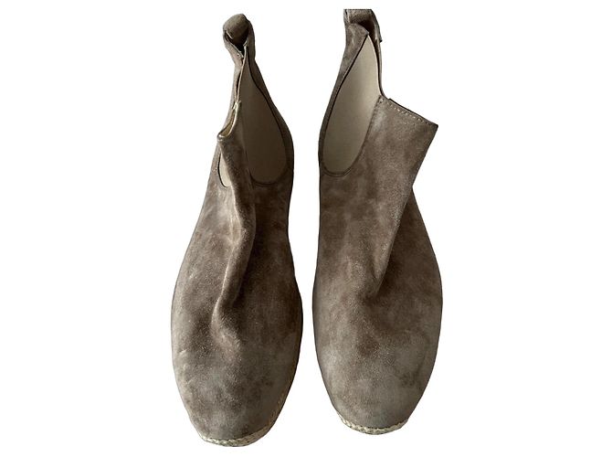 Christian Louboutin Botines Planos de Ante Beige