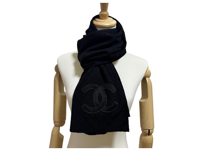 Étole Chanel en laine noire Coco Mark