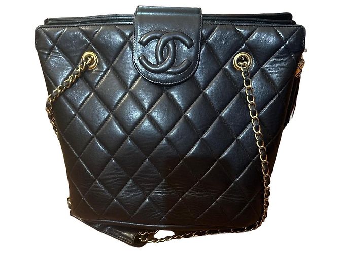 Chanel Gesteppte Eimertasche aus schwarzem Leder