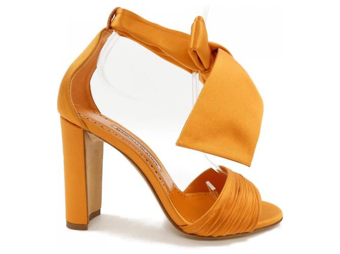 Manolo Blahnik Pumps Orange