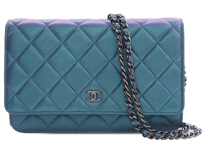 Wallet On Chain Carteira com corrente em pele de cordeiro iridescente azul CC acolchoado Chanel