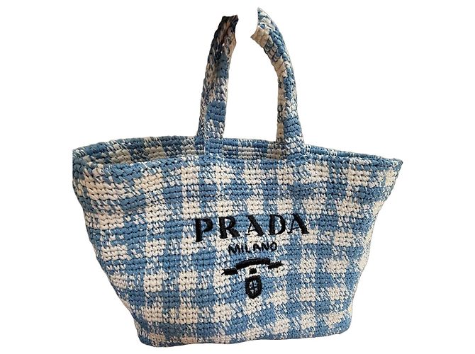 Cesto Prada em crochet azul e branco