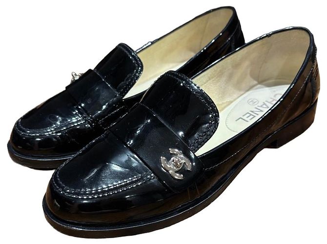 Chanel Mocasines de charol negro CC
