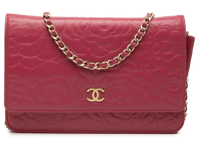 Wallet On Chain Carteira com corrente Chanel em couro de cordeiro com relevo CC rosa e camélia