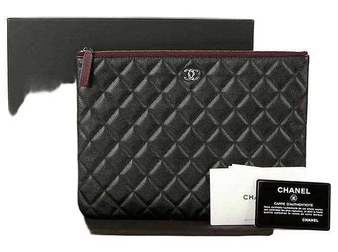 Chanel Pochette Classic New Medium en Caviar Noir
