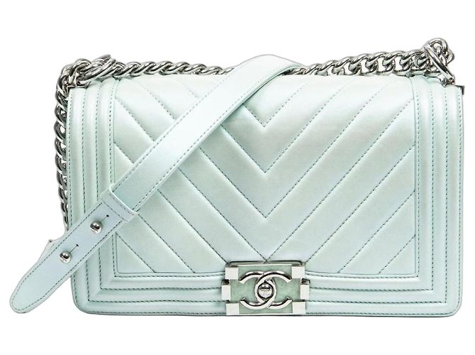 Le Boy Bolsa Chanel Boy Médium com aba em couro iridescente azul claro