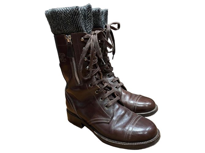Botas de amarrar em couro marrom Chanel com punhos de tweed Cinza