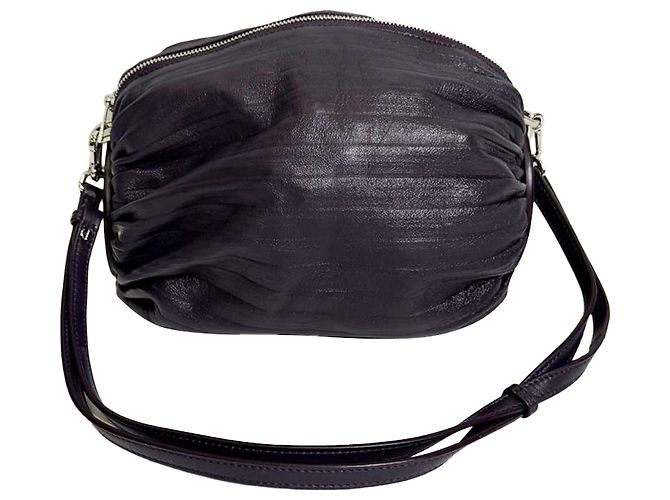 Bolsa Pouch Bracelet Plissada Loewe em Couro Roxo