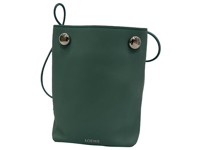 Bolsa Pebble Pouch da Loewe em couro de bezerro verde