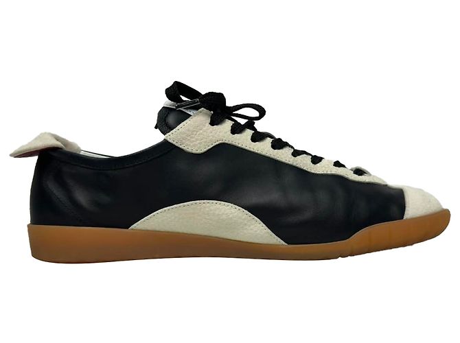 Timeless Chanel Interlocking CC Logo Sneaker aus schwarzem Leder