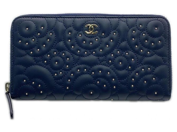 Cartera larga Chanel Camellia en piel de cordero azul marino