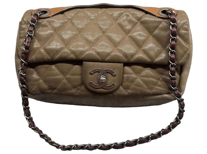 Chanel gesteppte Lederhandtasche mit Klappe Beige