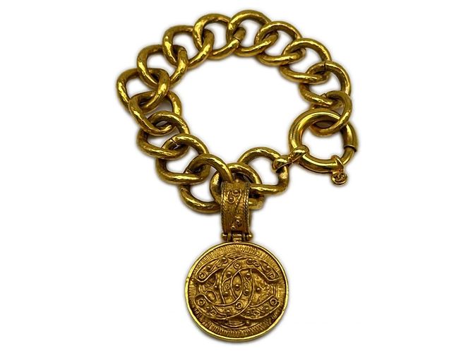 Pulseira charm com moeda Chanel Coco Mark Dourado