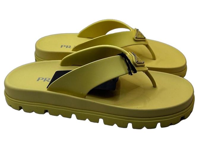 Infradito Prada in gomma giallo