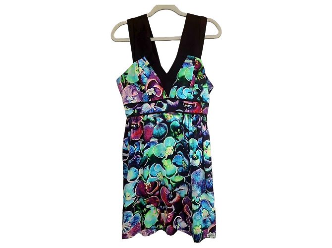 Sandro Kleid mit Blumenprint. Seide Schwarz Mehrfarben