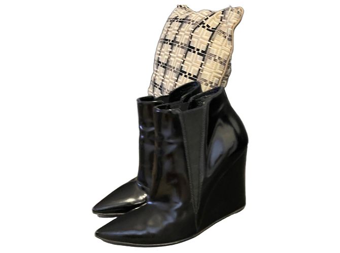 Burberry Botines de cuña en charol Negro