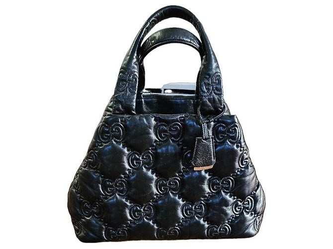 Bolsa Gucci em couro preto acolchoado com logo GG