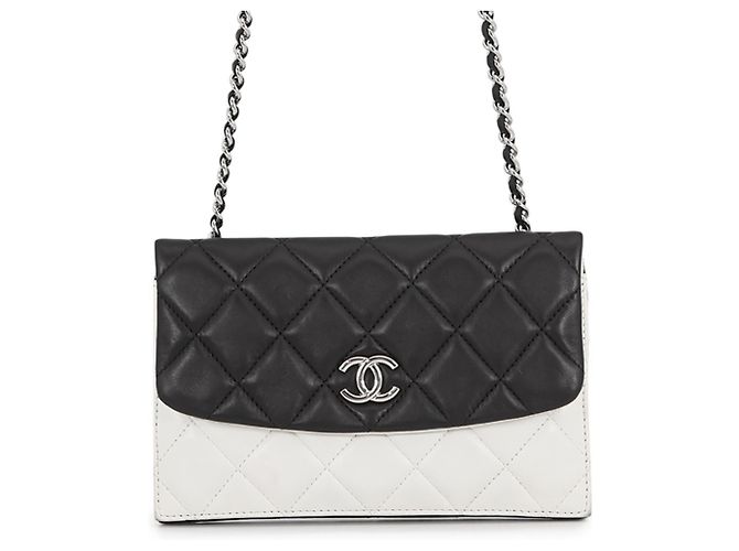 Portafoglio con catena Chanel in bianco e nero