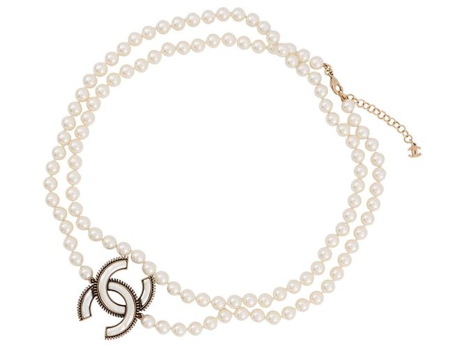 Collana Lunga Chanel con Marchio Coco e Perle Sintetiche Bianco D'oro 