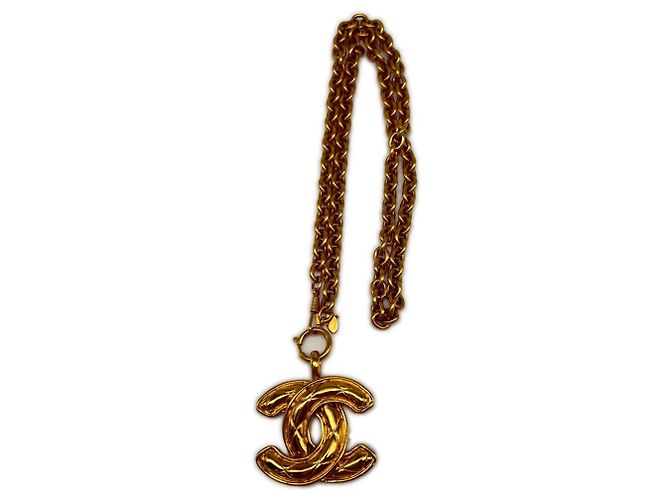 Colar com pingente Chanel Matelassé Gold Dourado