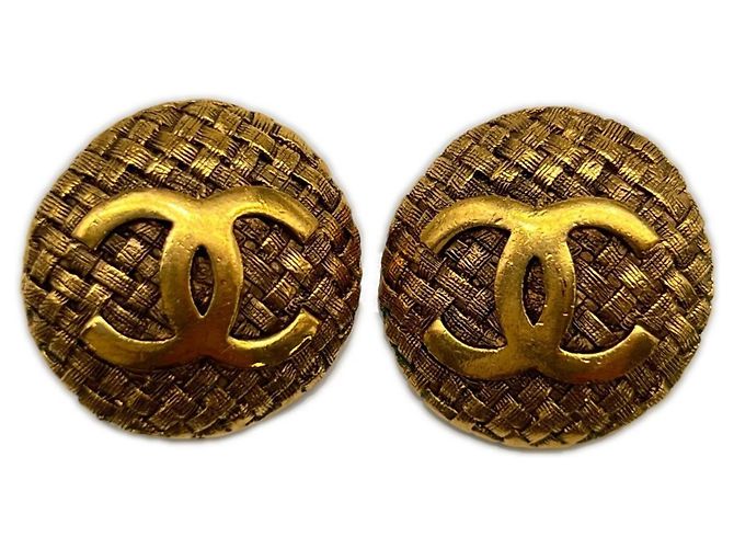 Orecchini Chanel Coco Mark in mesh con bottone D'oro