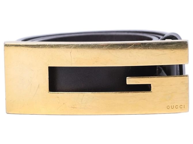 Cinto Gucci de couro preto com fivela G em tom dourado