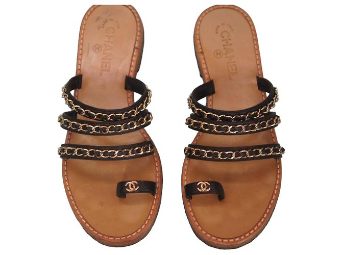 Chanel Sandali Piatti in Pelle Nera e Catena Dorata Nero D'oro