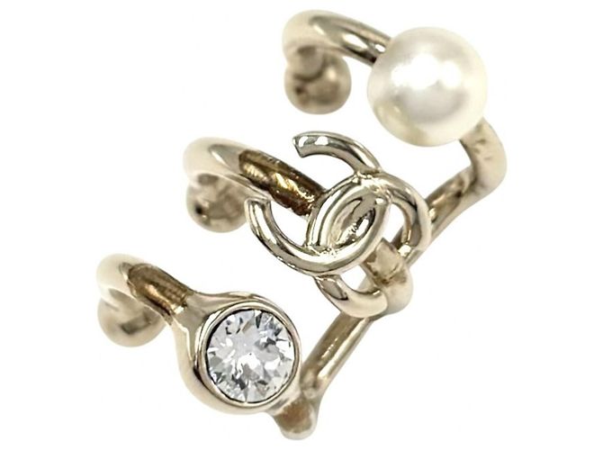 Ear cuff Chanel banhado a ouro com pérola artificial e strass
