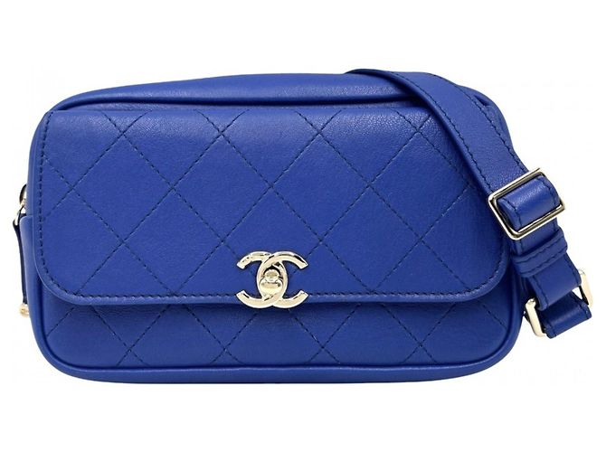 Pochete Chanel em couro azul