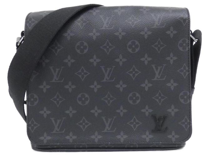 Bolsa de Ombro Louis Vuitton Monogram Eclipse District PM Preto Monograma