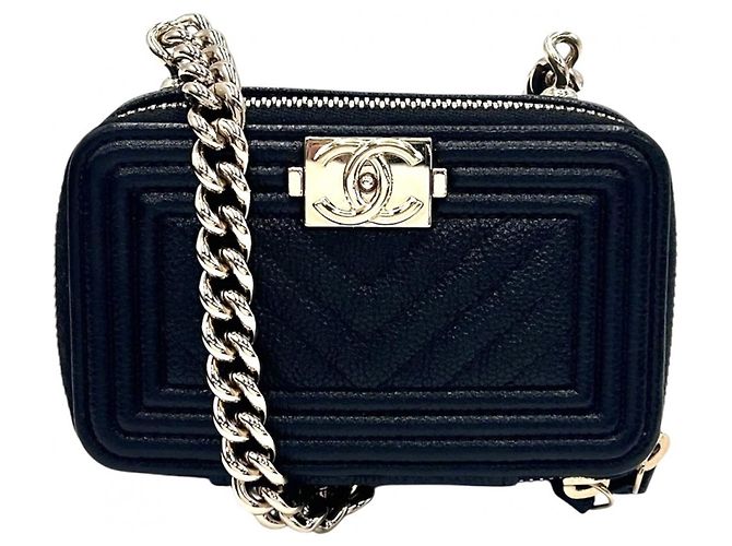 Le Boy Bolsa de ombro Chanel em couro de vitelo granulado preto