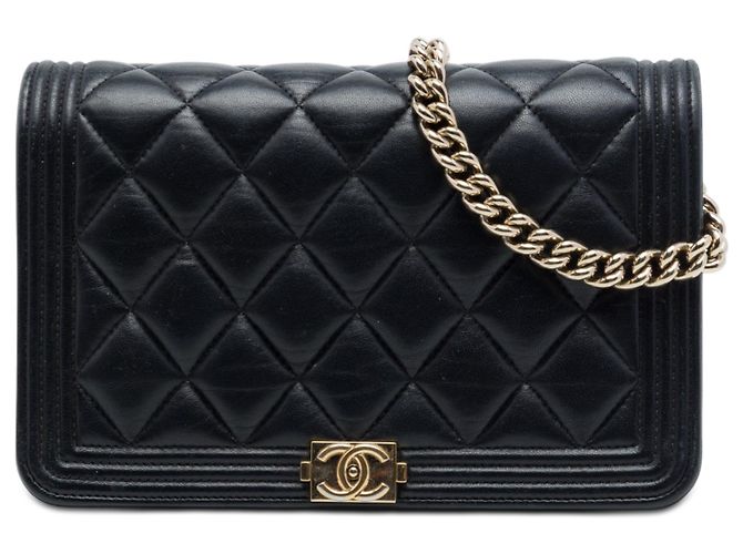 Portefeuille Boy Chanel en agneau matelassé noir avec chaîne