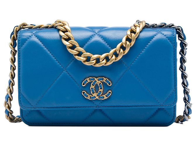 Wallet On Chain Carteira com corrente 19 em pele de cordeiro acolchoada azul Chanel