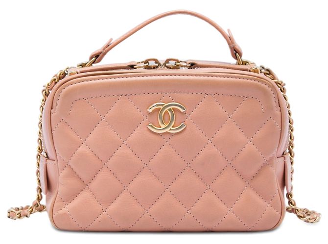 Vanity Necessaire Chanel CC Matelassé em pele de vitelo rosa, pequeno, com alça de mão e corrente