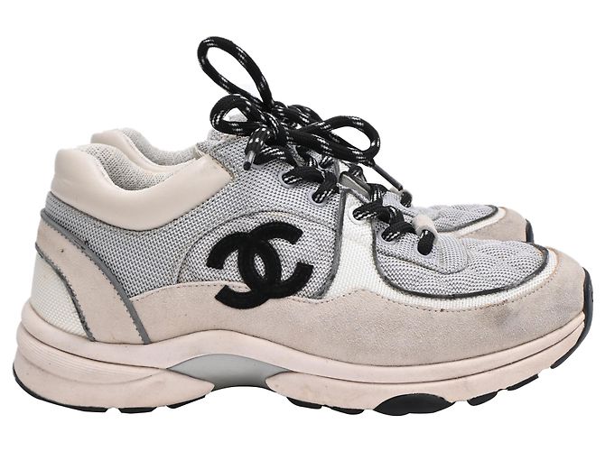 Baskets basses Chanel CC en daim gris et mesh