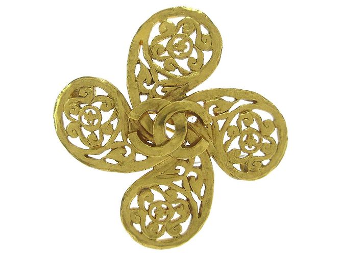 Logo Chanel CC chapado en oro Dorado