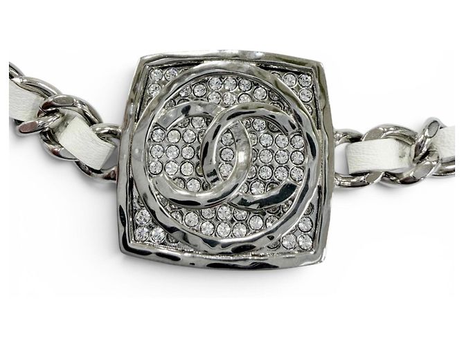 Colar Chanel 2025 B25C Coco Mark em couro e strass Prata Branco