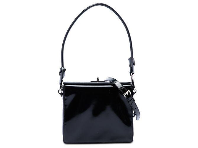 Bolsa Prada em couro envernizado preto com fecho de trava