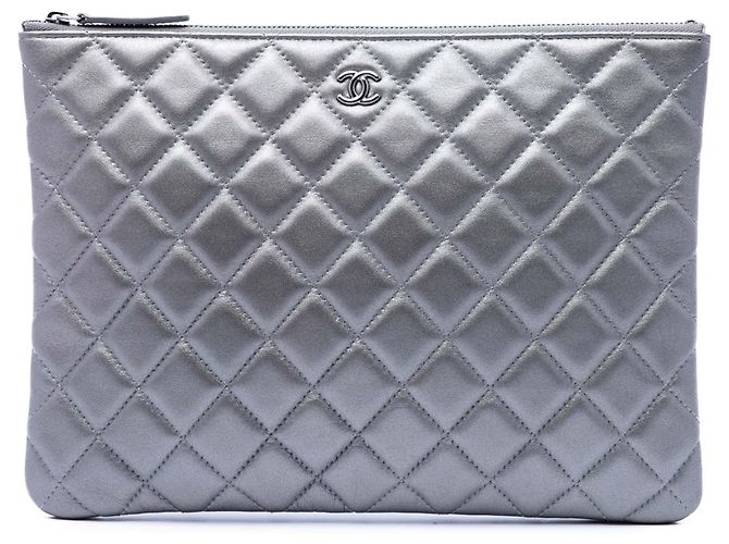 Clutch Chanel Silver Medium Quilted Metallic Lambskin O Case Argento