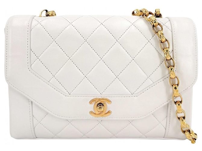 Bolsa de Ombro Chanel Matelassé Diana Branco