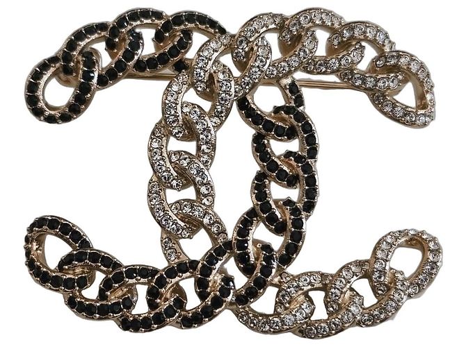 Broche Chanel Logo CC de Corrente com Strass Preto e Branco Gold hardware