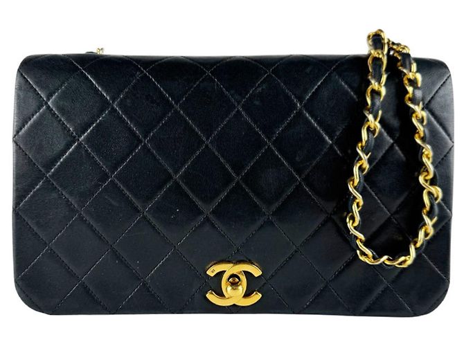 Borsa a tracolla Chanel in agnello nero