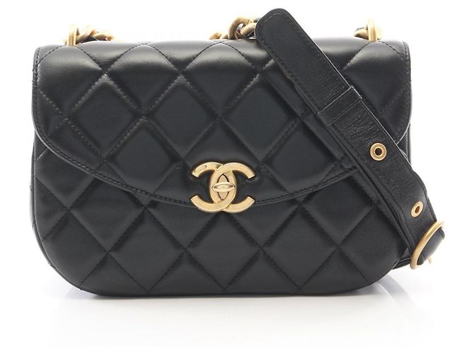 Chanel Matelassé Lammfell Handtasche Schwarz