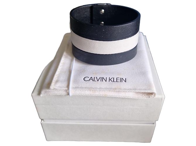Calvin Klein Bracciale Manchette in Pelle Bianco e Nero